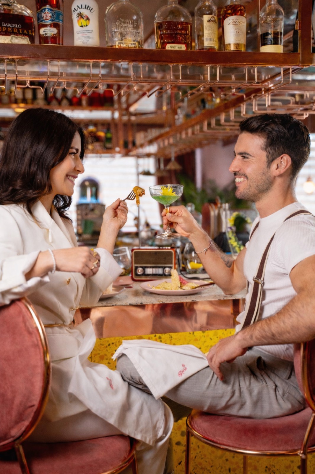 Pareja en la barra